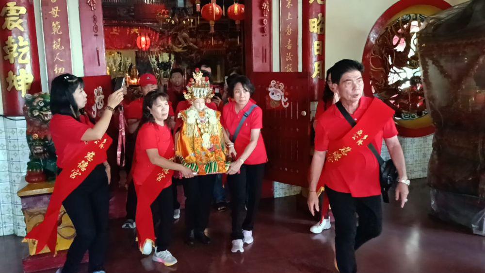 Puluhan Umat di Tulungagung Antarkan Patung Dewi Mak Co Pulang Kampung