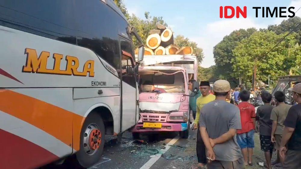 Gagal Nyalip, Bus Mira Tabrak Truk Kayu di Ngawi