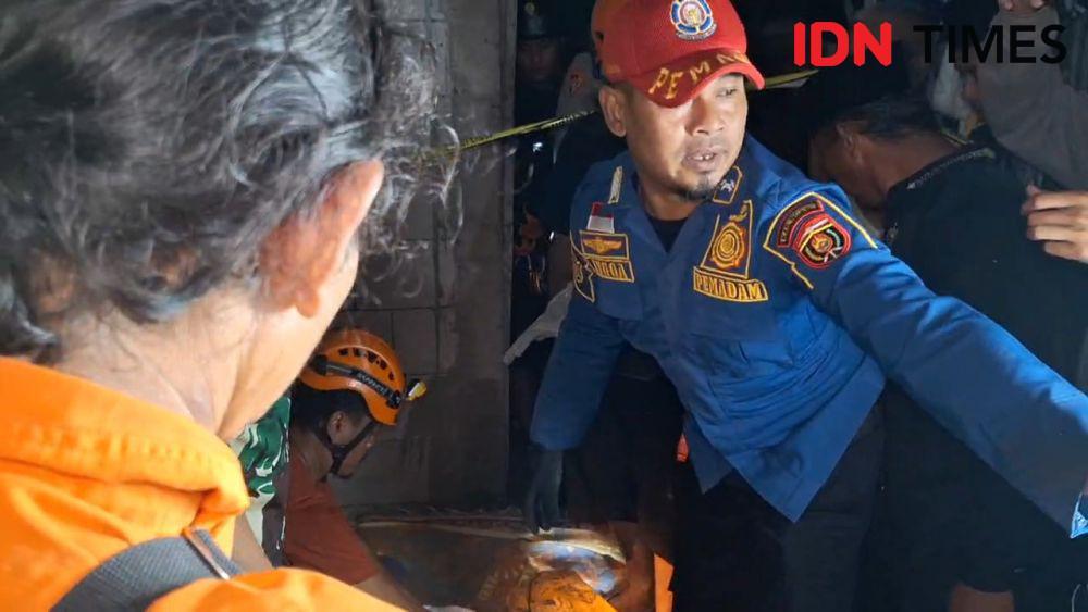 Tim SAR evakuasi korban dari dalam sumur sedalam 25 meter. IDN Times/ Riyanto.