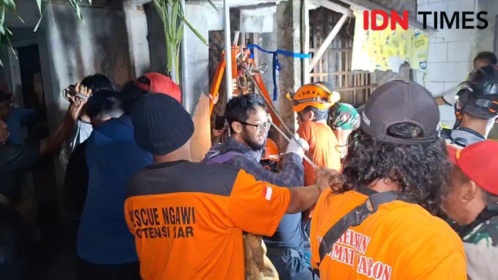 Tim SAR Evakuasi korban dari dalam sumur sedalam 25 meter. IDN Times/ Riyanto.