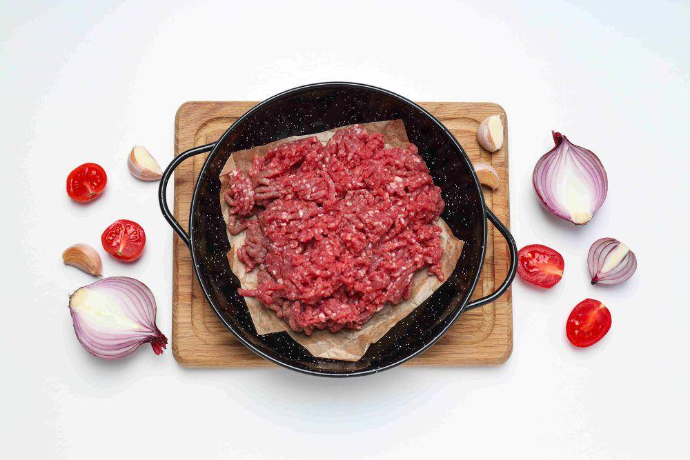 ilustrasi daging giling (freepik.com/atlascompany)