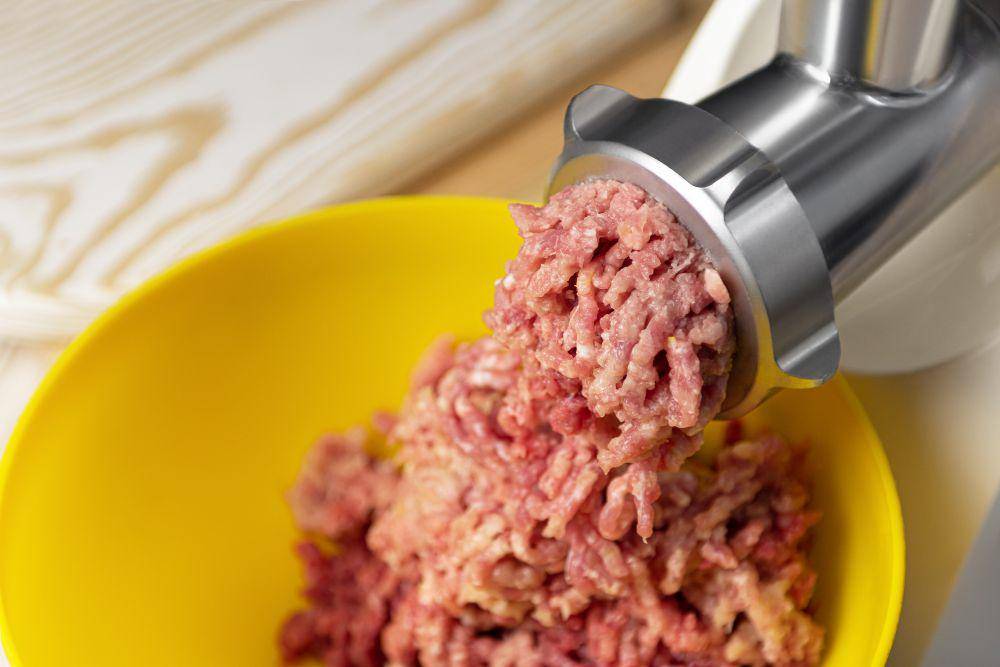 ilustrasi daging giling (freepik.com/devmaryna)