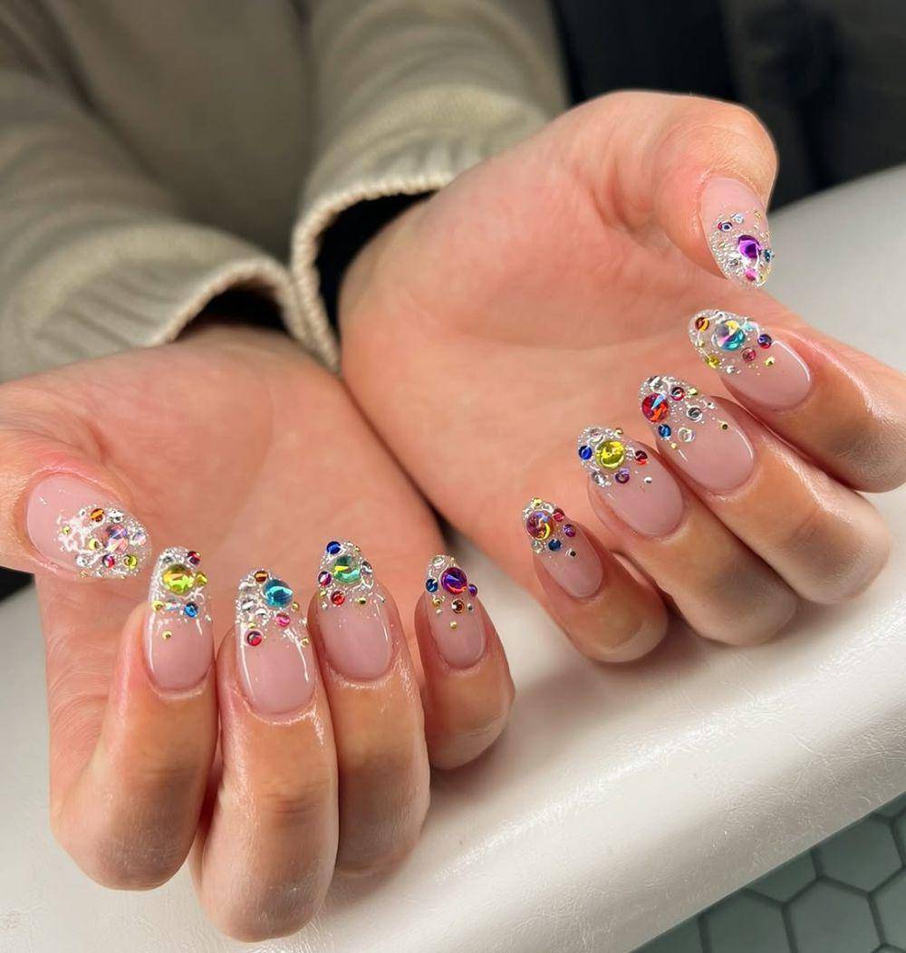 tren nail art shimmer 2025 (instagram.com/nails_by_jenna.k)