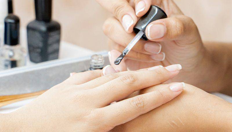 ilustrasi menggunakan nail serum (unsplash.com/Pablo Escobar)