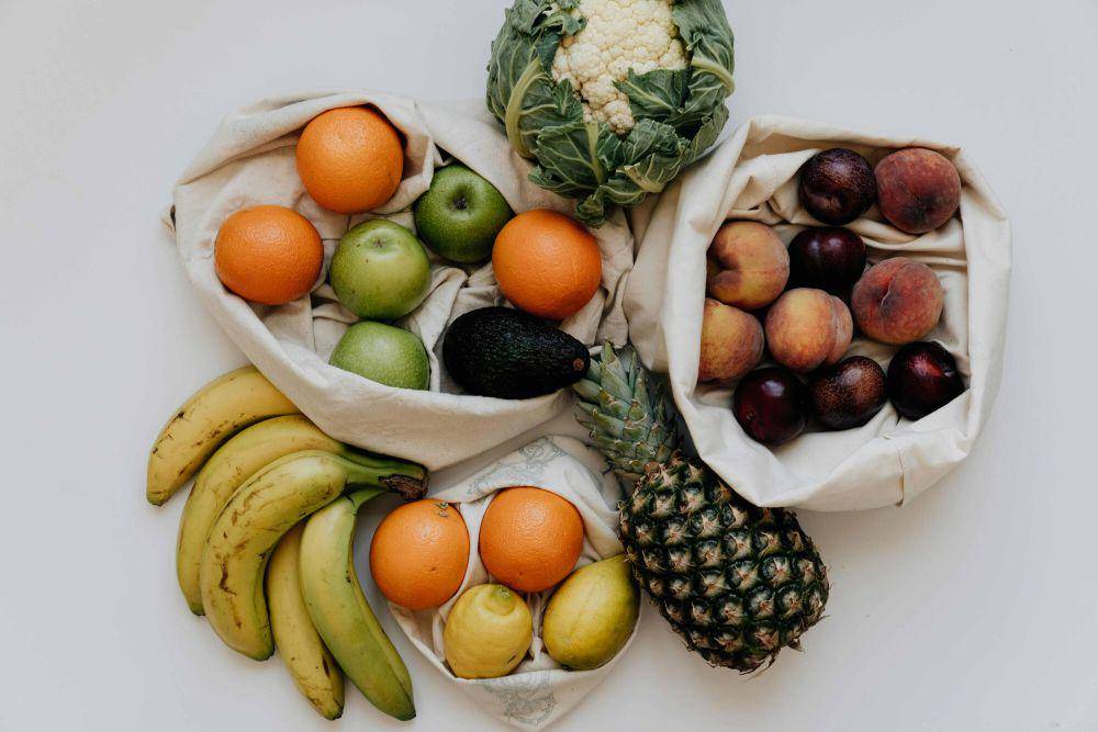 ilustrasi aneka buah dan sayur (pexels.com/alleksana)
