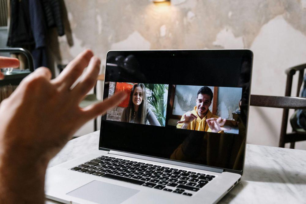ilustrasi video call (pexels.com/cottonbro studio)