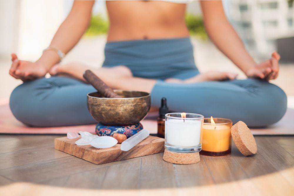 ilustrasi peralatan yoga dan meditasi (pexels.com/Los Muertos Crew)