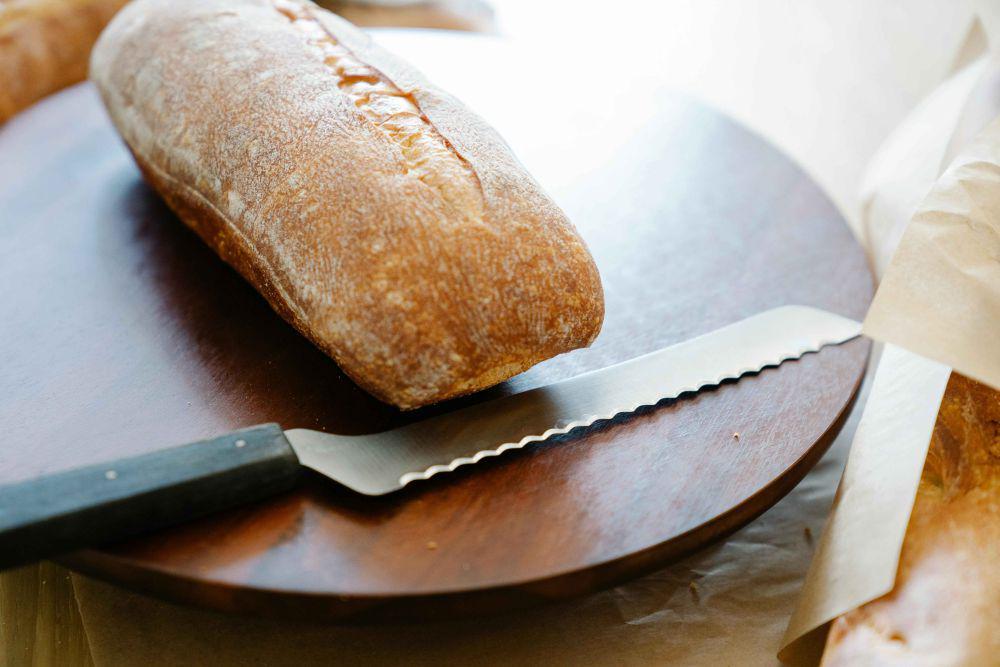Ilustrasi serrated knife (pexels.com/Felicity Tai)