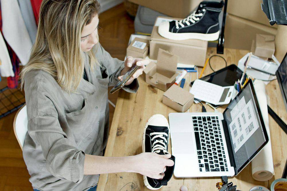 ilustrasi usaha produksi sepatu (pexels.com/Kampus Production)