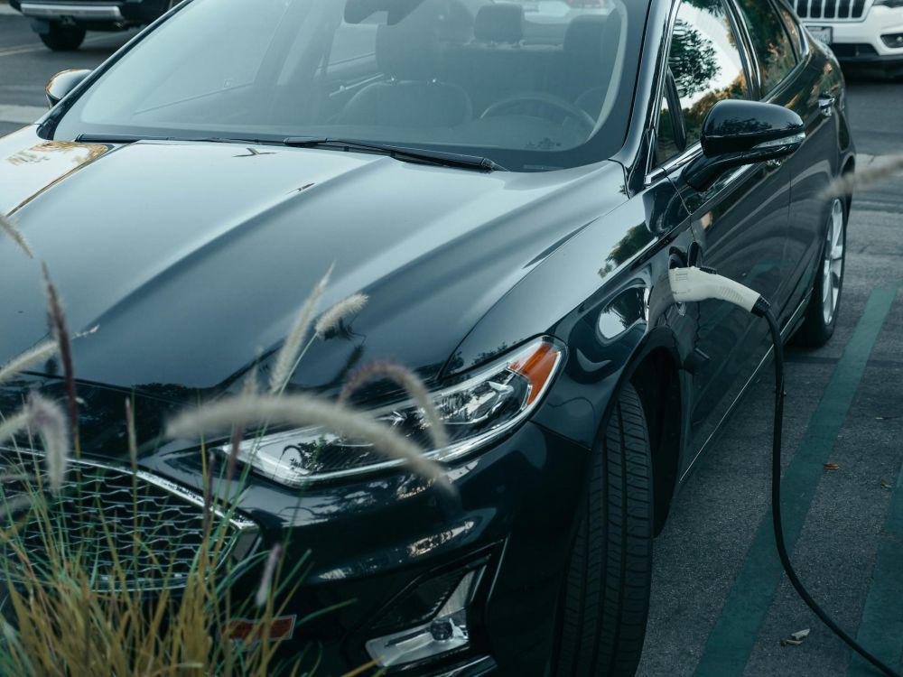 mobil listrik sedang di charge (pexels.com/Kindel media)