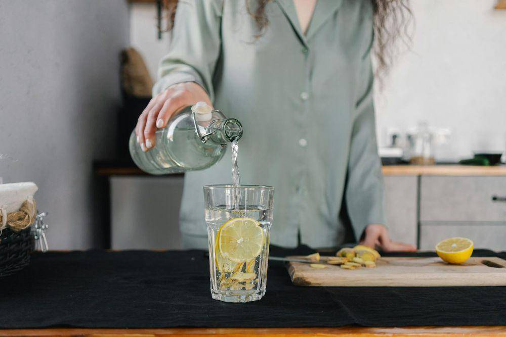 ilustrasi infused water (pexels.com/Mikhail Nilov)
