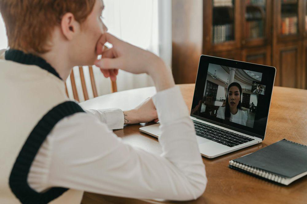ilustrasi video call (pexels.com/Mikhail Nilov)