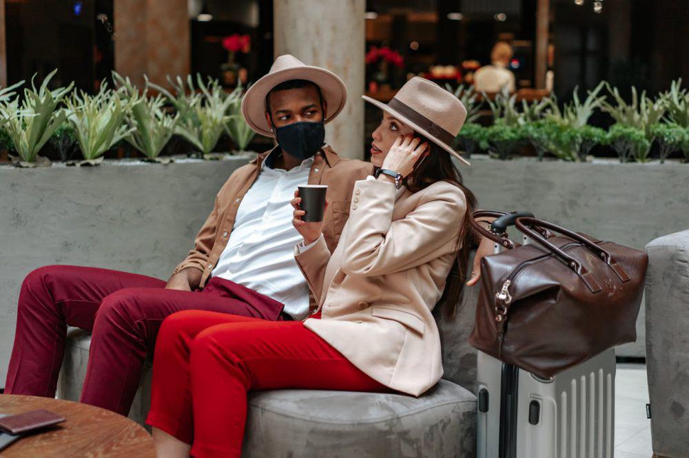 5 Tips Airport Style untuk Penerbangan Malam, Cozy dan Fashionable