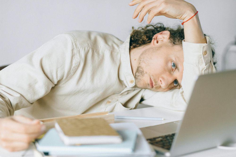 6 Cara Mengenali Overwork meski Kamu Merasa Baik-Baik Saja, Cek Guys!
