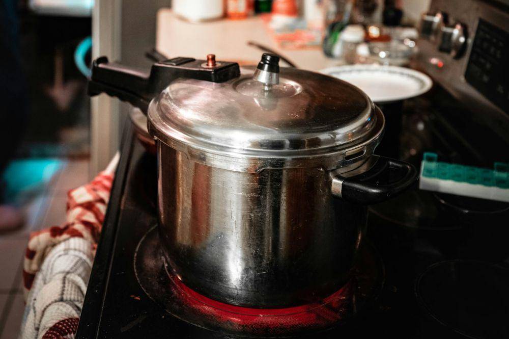 ilustrasi pressure cooker manual atau panci presto (unsplash.com/Nickolas Nikolic)