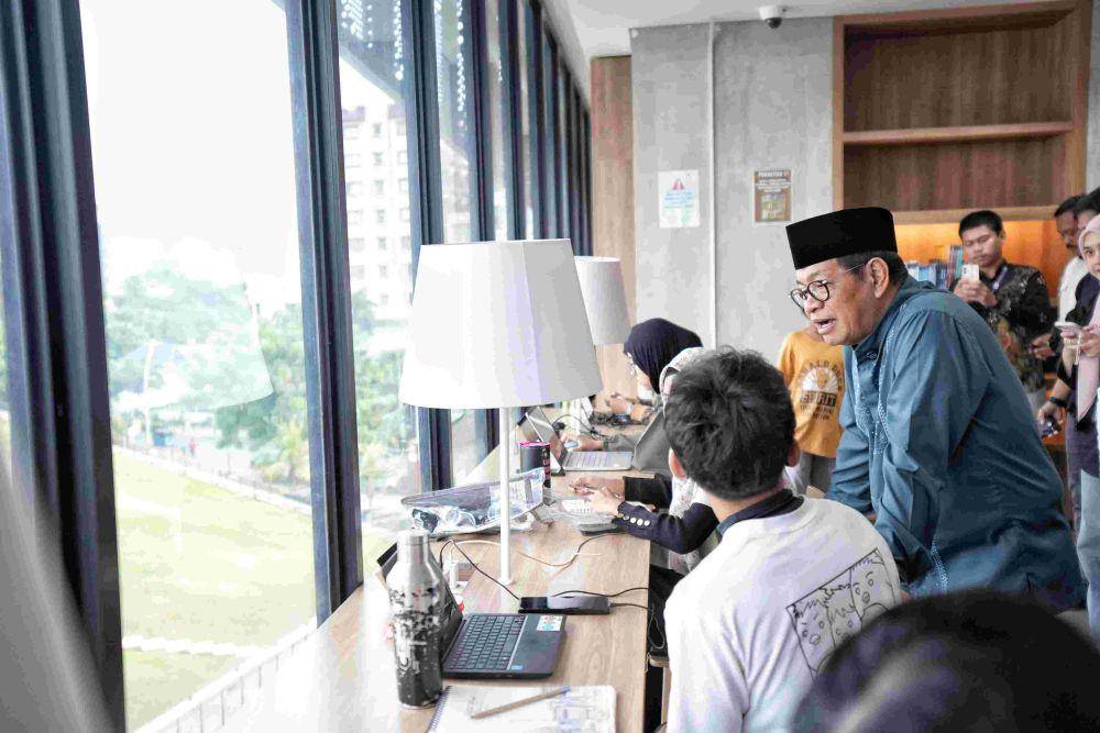 Potret Gubernur Pramono saat meninjau kesiapan fasilitas dan sumber daya di Perpustakaan Jakarta pada Jumat, 9 Mei 2025 (jakarta.go.id)