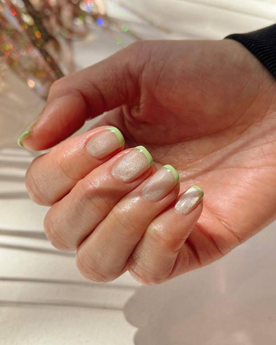 tren nail art shimmer 2025 (instagram.com/nailartbyqueenie)