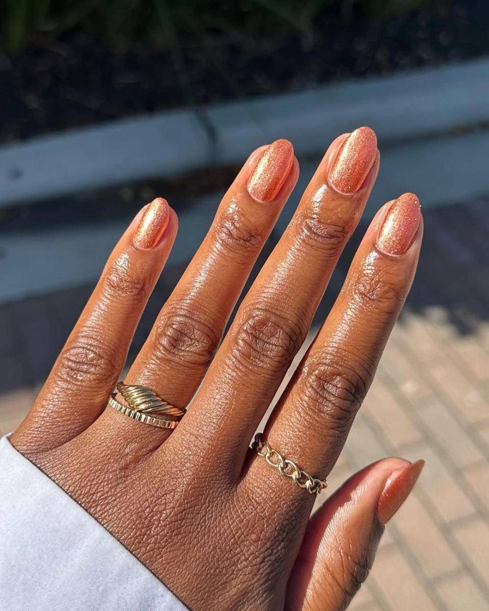 tren nail art shimmer 2025 (instagram.com/lolo.nailedit)