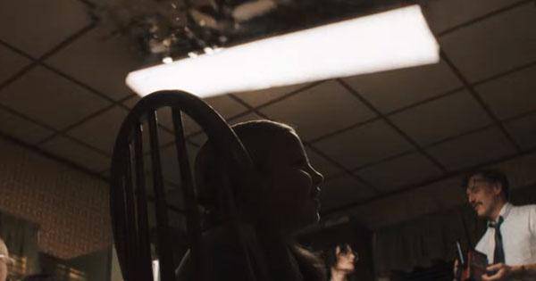 Lampu restoran jatuh tanpa sebab - The Conjuring: Last Rites