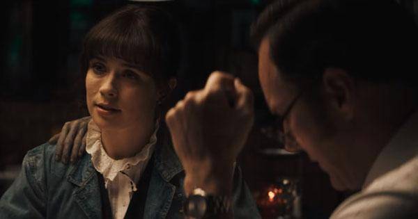 Lorraine melihat ada tangan aneh memegang pundah tamunya - The Conjuring: Last Rites