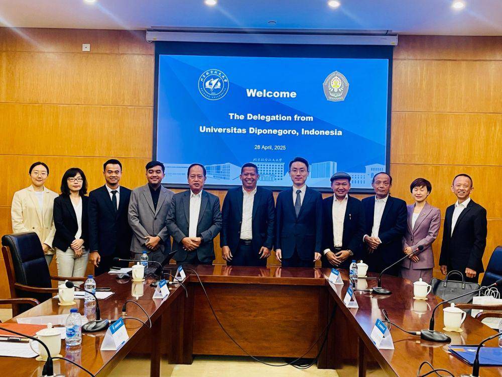Delegasi Universitas Diponegoro (Undip) Semarang melakukan lawatan ke Tiongkok dengan mengunjungi Beihang University yang dikenal dengan keunggulan di bidang aeronautics, astronautics, serta engineering dan teknologi di Beijing, Tiongkok. (dok. Undip)