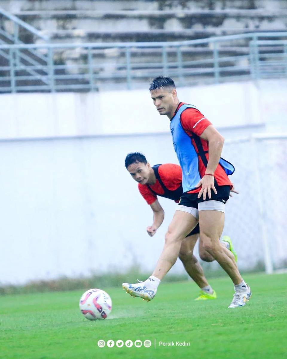 Pemain Persik Kediri saat berlatih. Instagram.com/persikfcofficial