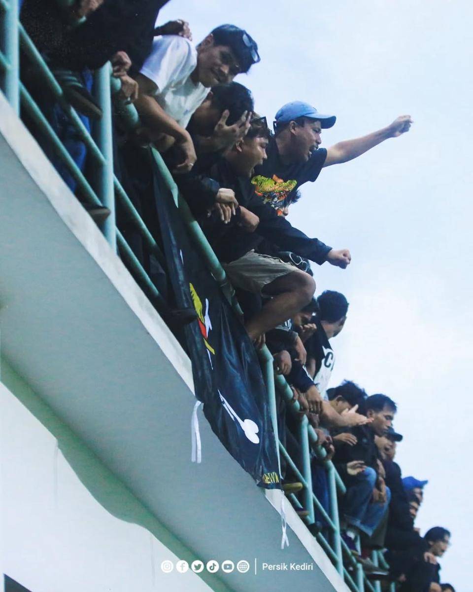 Suporter Persik Kediri saat hadir di latihan. instagram.com/persikfcofficial