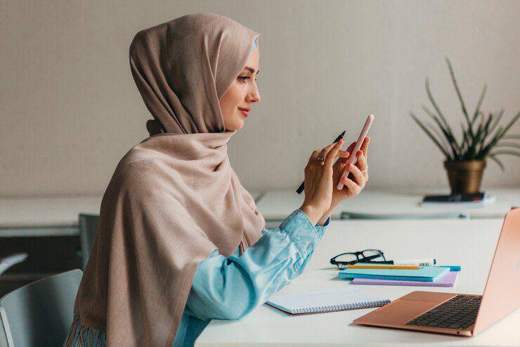 Ilustrasi belajar sambil scroll TikTok (freepik.com/marymarkevich)