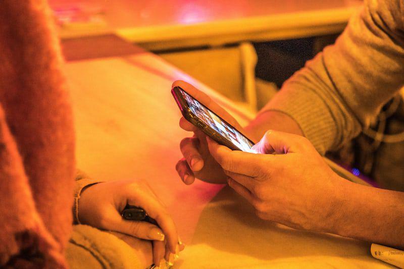 ilustrasi pertemuan terdistraksi oleh gadget (unsplash.com/Miquel Parera)