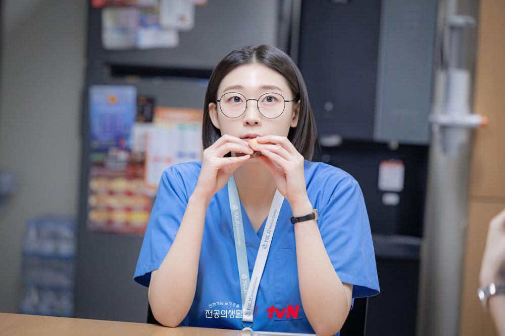 3 Karakter Fangirl di Drakor Mei 2025, Ada Kim Sa Bi Resident Playbook