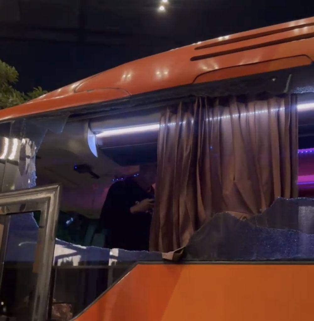 Bus Persik Kediri yang mengalami pengerusakan usai laga di Stadion Kanjuruhan. (IDN Times/Istimewa)