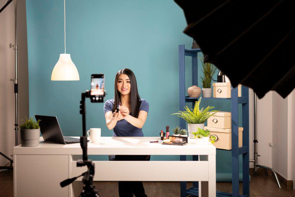 Ilustrasi prempuan membuat konten promosi (freepik.com/DC Studio)