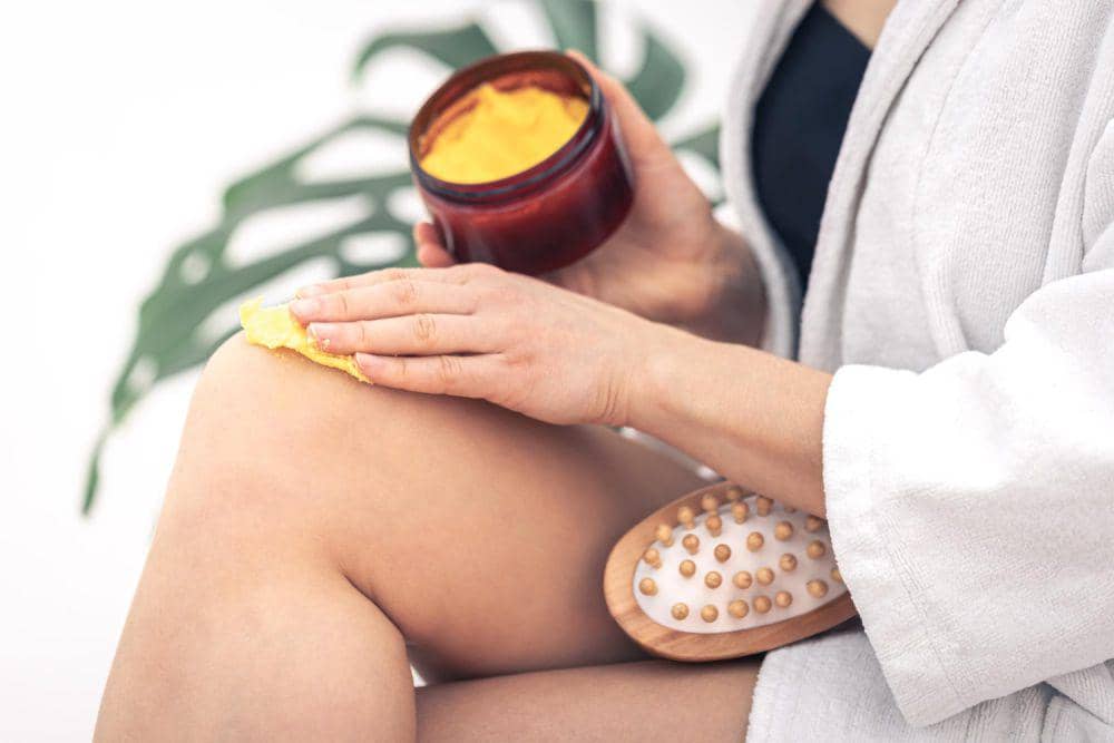 Ilustrasi wanita menggunakan scrub (freepik.com/pvproductions)