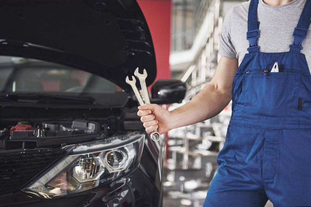 ilustrasi seseorang servis mobil (freepik.com/standret)
