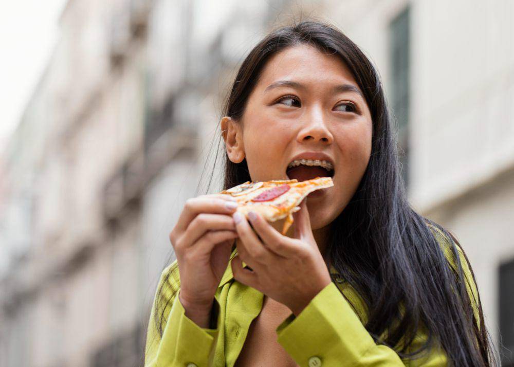 Ilustrasi wanita sedang makan (freepik.com/freepik)
