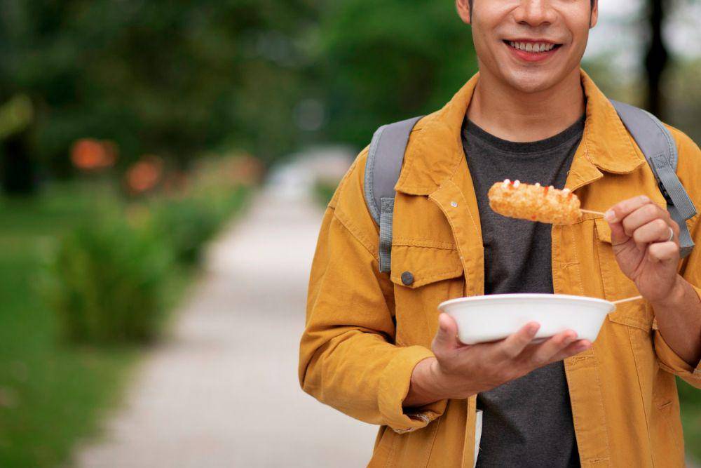 Ilustrasi pria makan sambil berdiri (freepik.com/freepik)