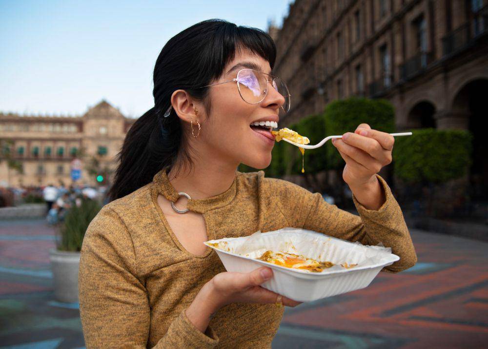 Ilustrasi wanita sedang makan (freepik.com/freepik)