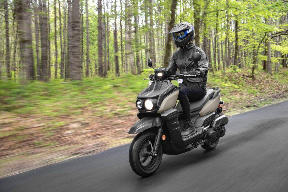 Ilustrasi mengendarai motor Yamaha Zuma 125 2025 (yamahamotorsports.com)