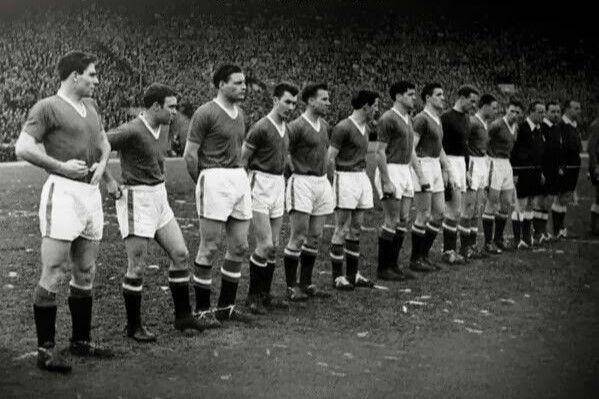 Ilustrasi fakta menarik Manchester United yang kurang dikenal. (Pinterest/Celesteen Dancil)