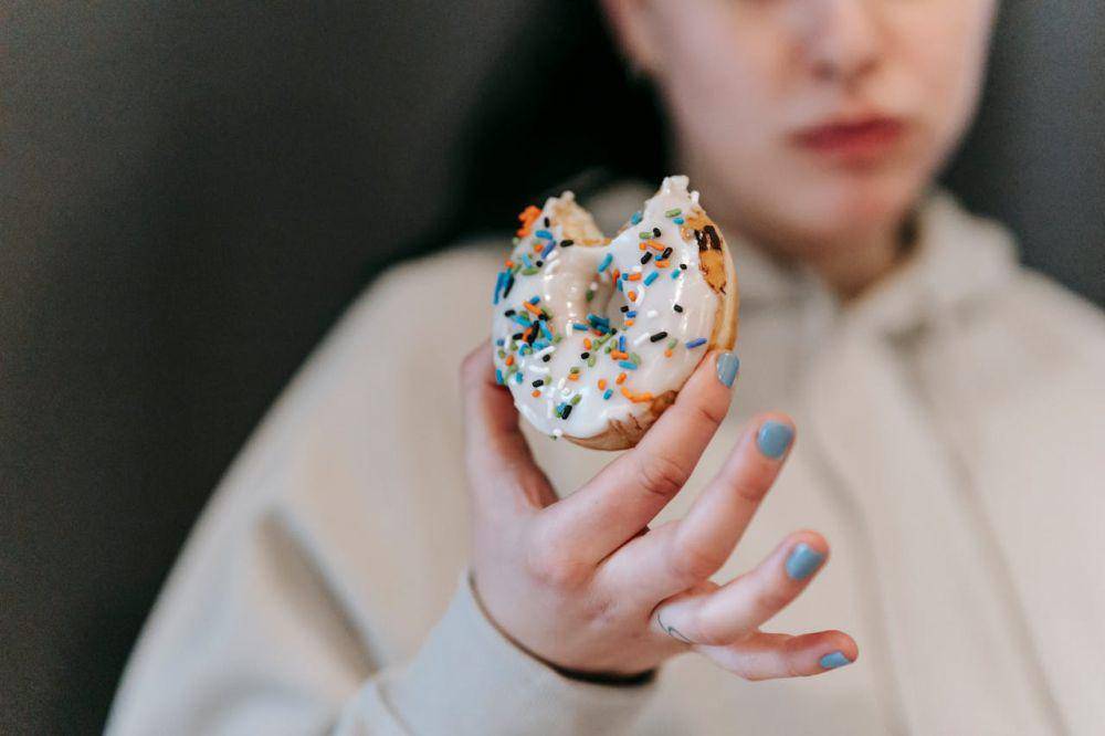 Ilustrasi makan donat (pexels.com/Andres Ayrton)
