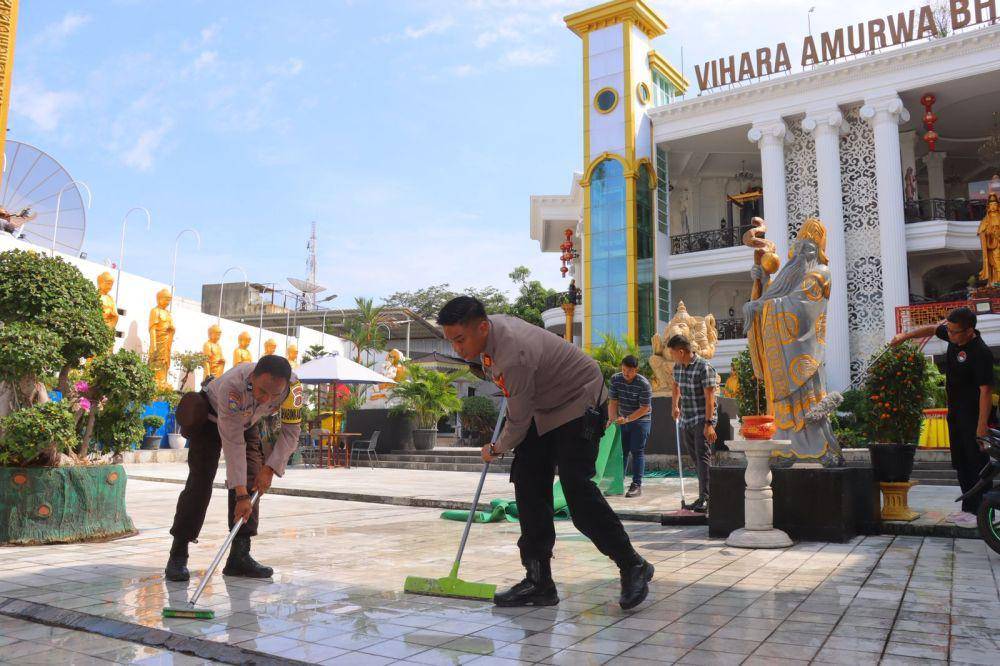 Polresta Bandar Lampung dan polsek jajaran melakukan sejumlah kegiatan terkait Hari Raya Waisak 2025. (Dok. Polresta Bandar Lampung).