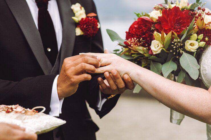ilustrasi memakaikan cincin pada pengantin (freepik.com/freepik.diller)