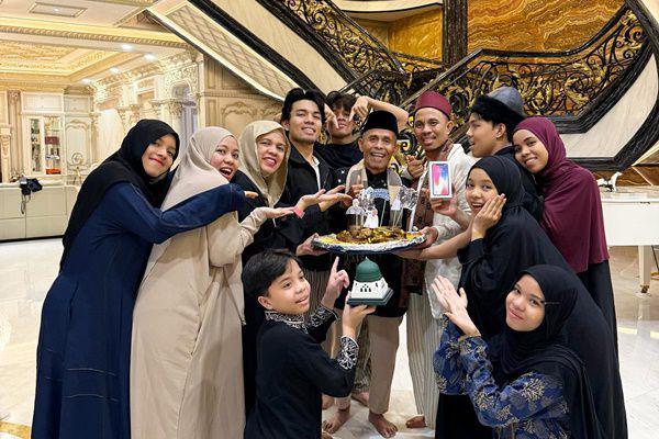 7 Potret Ultah ke-85 Kakek Gen Halilintar, Hangat Bareng Keluarga
