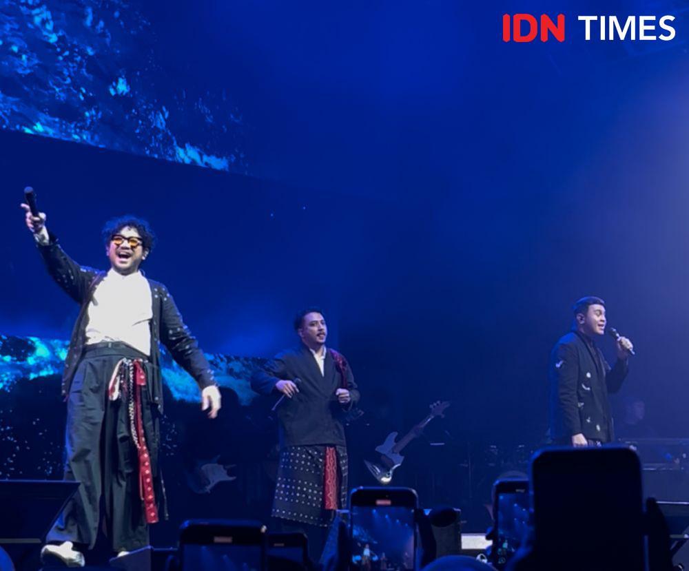 Tulus, Sal Priadi dan Kunto Aji kolaborasi lewat lagu "Mercusuar" di Sama Sama Tur Surabaya (IDN Times/Indra Zakaria)