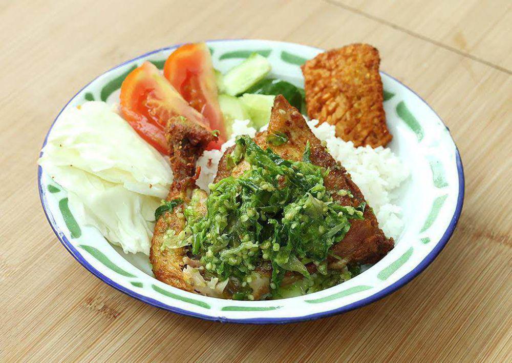 Resep Ayam Penyet Cabe Ijo, Pedasnya Bangkitkan Nafsu Makan!