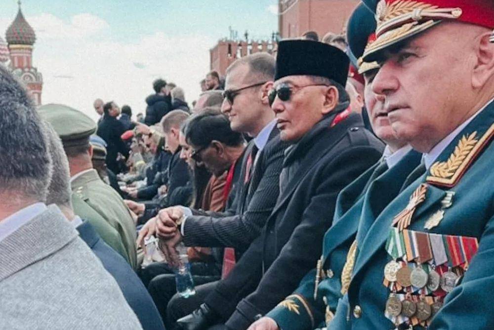 Menteri Pertahanan, Sjafrie Sjamsoeddin (ketiga dari kanan) mewakili Presiden Prabowo Subianto hadir di acara Parade Hari Kemenangan ke-80 Rusia di Moskow. (www.instagram.com/@kemhanri)