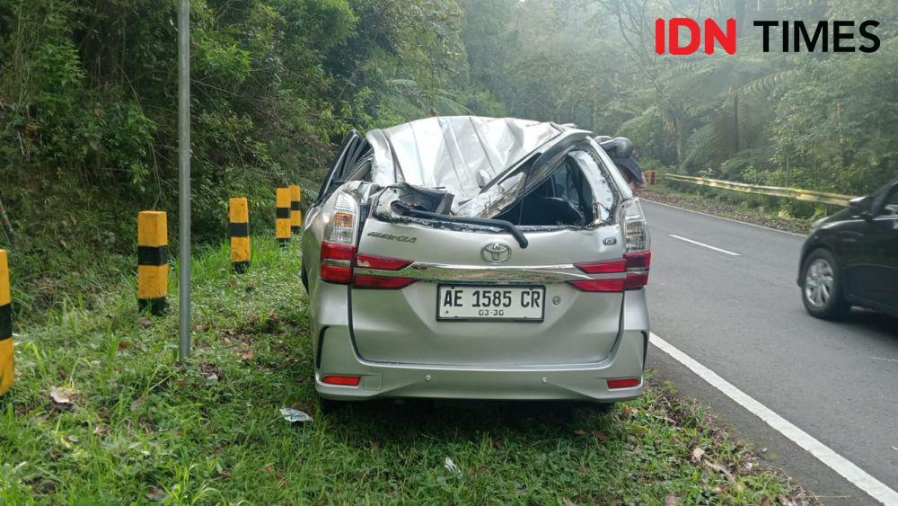 Pohon besar tumbang di jalan tembus Sarangan-Cemorosewu Magetan timpa mobil. IDN Times/ Riyanto.