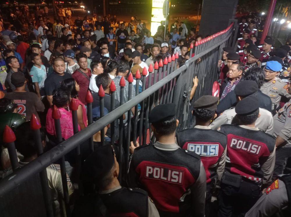 Ratusan Warga Baloi Kolam Geruduk Polresta Barelang Malam Hari
