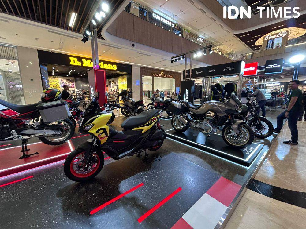 Ada produk Aprilia dan Moto Guzzi juga (IDN Times/Fadhliansyah)
