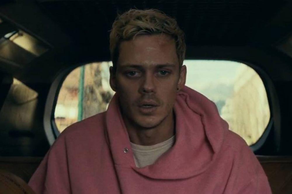 Penjelasan Ending Film Locked, Bill Skarsgård Berhasil Kabur?